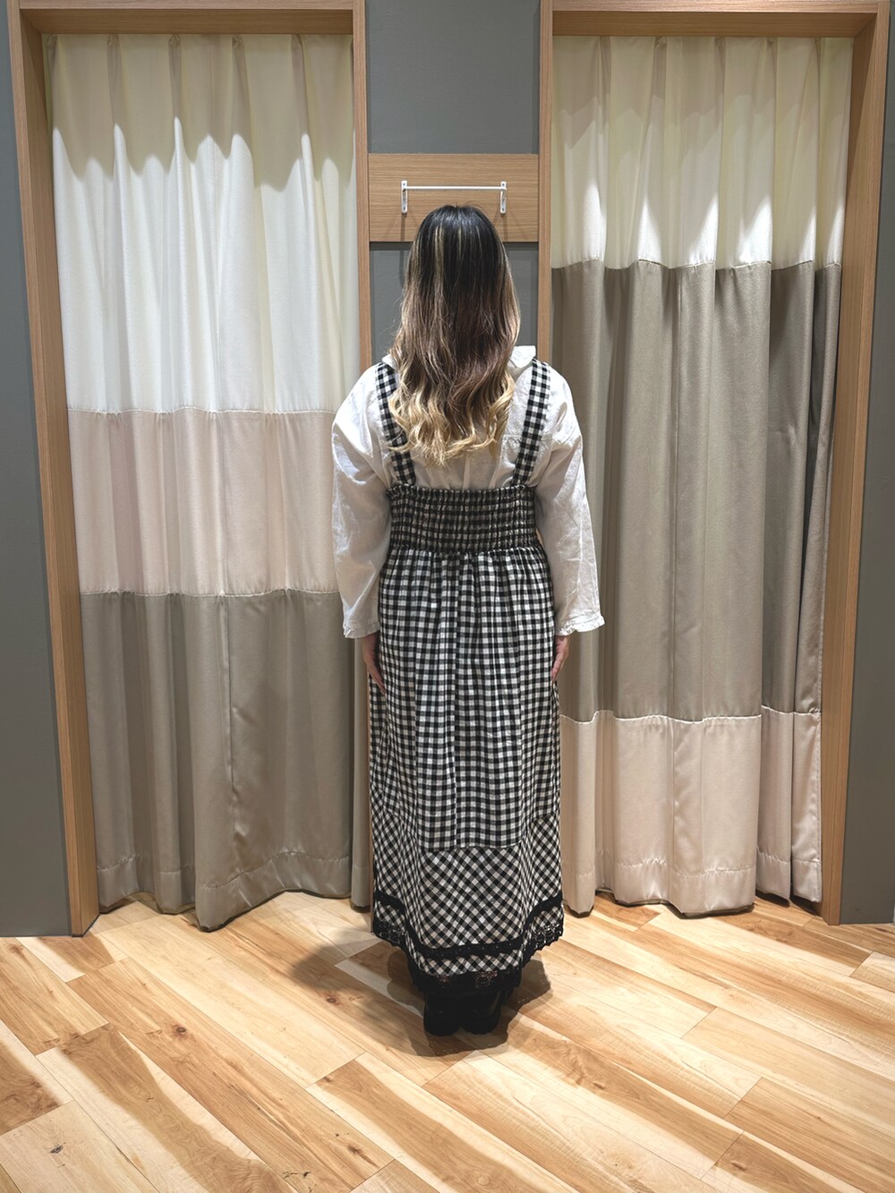 ブラック系のワンピース/ドレス、ホワイト系のシャツ/ブラウス、ブラック系のドレスシューズを着用したレディースの春コーディネートの3枚目の写真