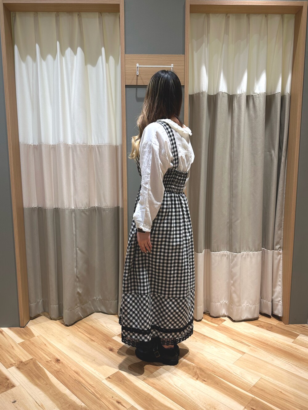 ブラック系のワンピース/ドレス、ホワイト系のシャツ/ブラウス、ブラック系のドレスシューズを着用したレディースの春コーディネートの2枚目の写真