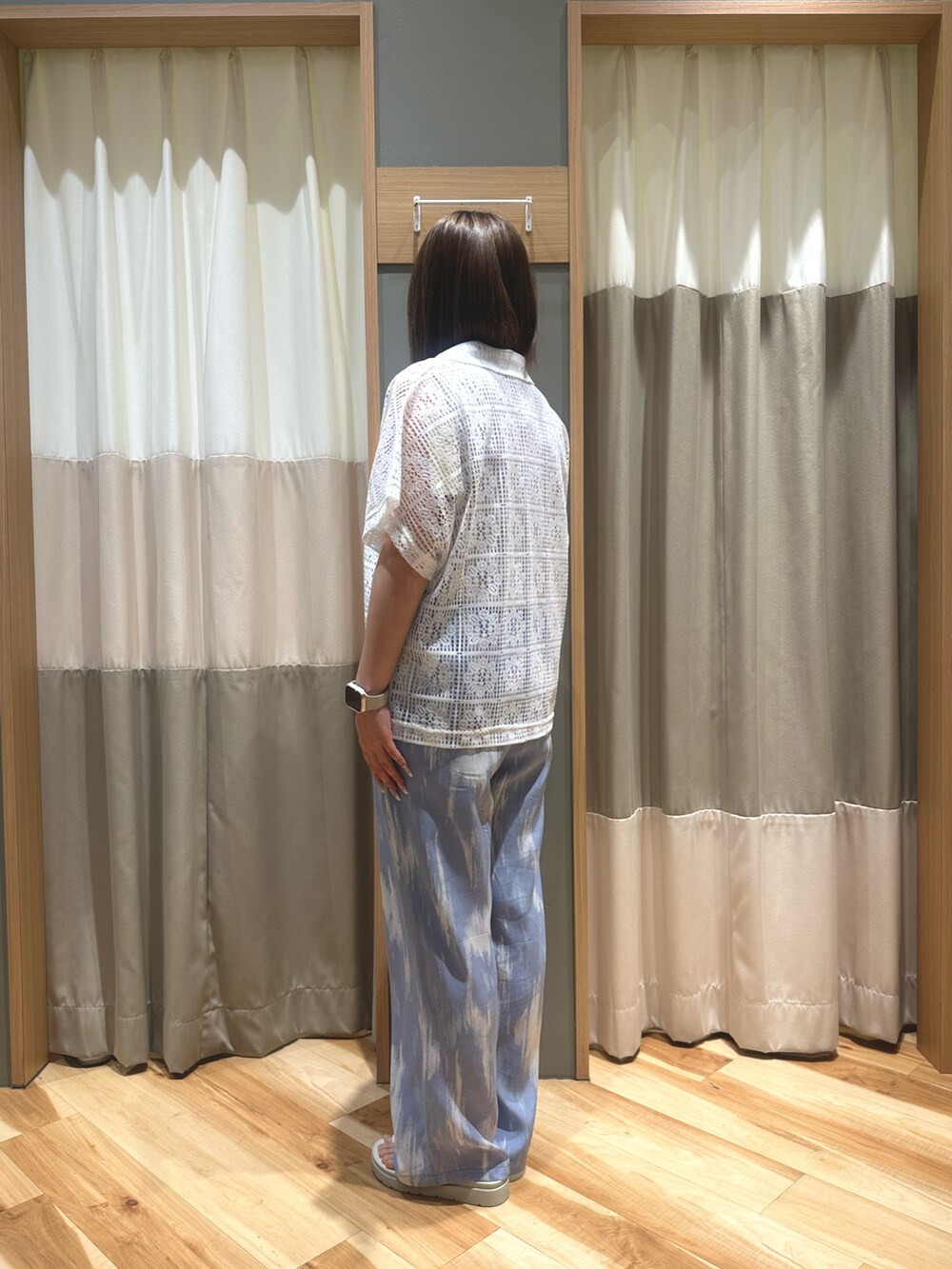 グレー系のTシャツ/カットソー、ホワイト系のトップス、ブルー系のパンツを着用したレディースの春コーディネートの2枚目の写真