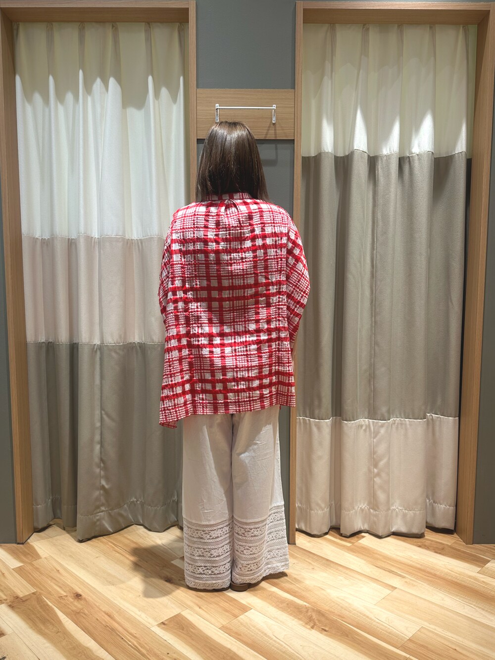 レッド系のシャツ/ブラウス、ホワイト系のその他パンツ、ホワイト系のシューズを着用したレディースの春コーディネートの3枚目の写真