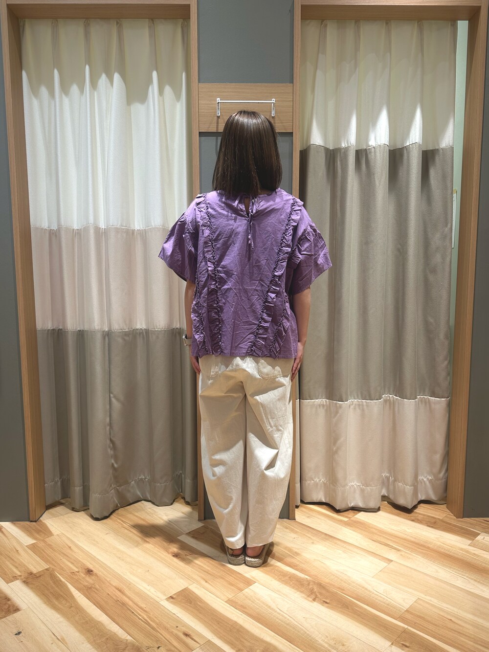 パープル系のシャツ/ブラウス、ホワイト系のパンツ、ベージュ系のサンダルを着用したレディースの春コーディネートの3枚目の写真