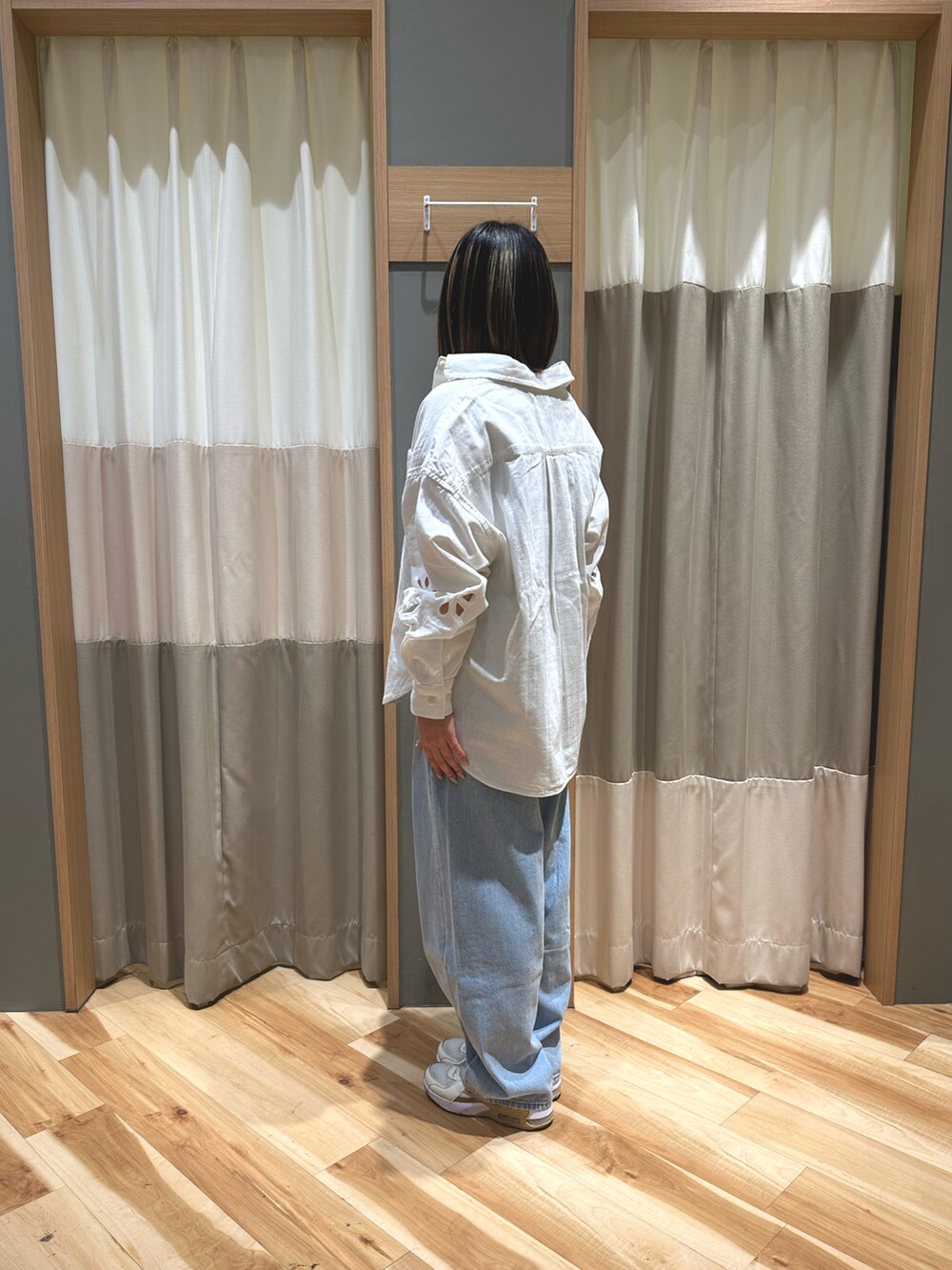 グレー系のTシャツ/カットソー、ホワイト系のシャツ/ブラウス、ブルー系のその他パンツを着用したレディースの春コーディネートの2枚目の写真