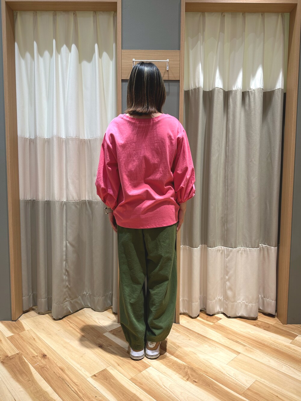 ピンク系のTシャツ/カットソー、グリーン系のその他パンツを着用したレディースの春コーディネートの3枚目の写真