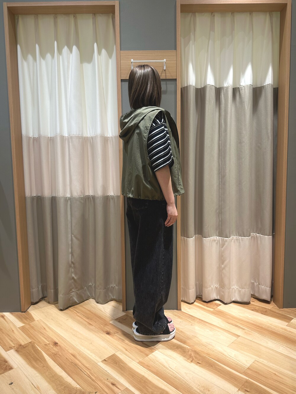 ブラック系のTシャツ/カットソー、グリーン系のベスト、ブラック系のその他パンツを着用したレディースの夏コーディネートの4枚目の写真