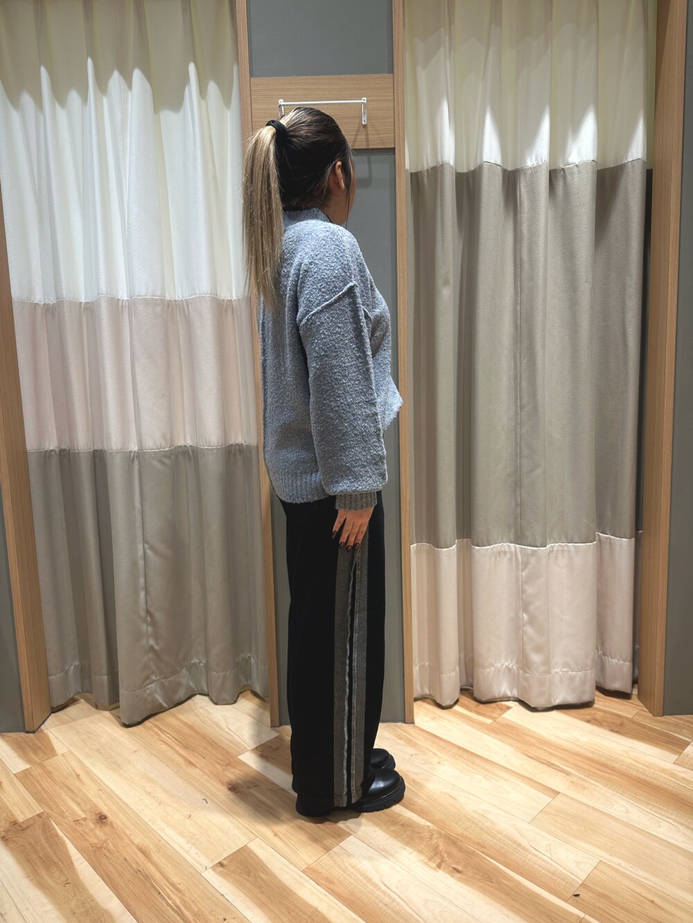 「冬、冬コーデ、低身長コーデ、大人カジュアル、カジュアルスタイル、低身長、155cm、骨格ストレート、おしゃれさんと繋がりたい、Samansa Mos2 blue、サマンサモスモスブルー」｜「Samansa Mos2 blueのラメ入りブークレヤーンプルオーバー（ニット/セーター、グレー系）」を使った、るぴさん（レディース・155cm）の冬コーディネートの4枚目の写真