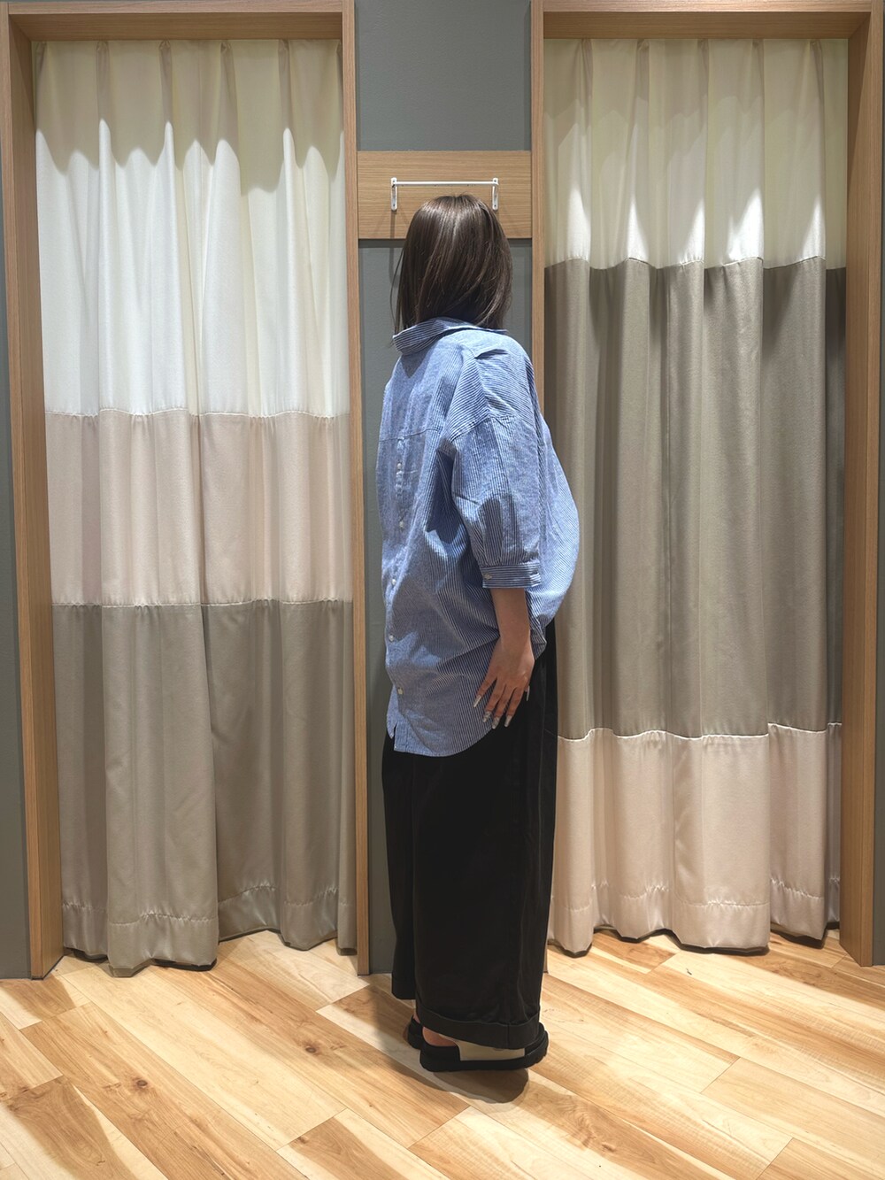 「春、春服、春コーデ、低身長、低身長コーデ、カジュアル、カジュアルコーデ、オトナ女子、お出かけコーデ、ワイドパンツ、サンダル、骨格ストレート、おしゃれさんと繋がりたい、Samansa Mos2、サマンサモスモス」｜「Samansa Mos2の後ろ釦スキッパー7分袖チュニック（シャツ/ブラウス、ブルー系）」を使った、るぴさん（レディース・155cm）の春コーディネートの4枚目の写真