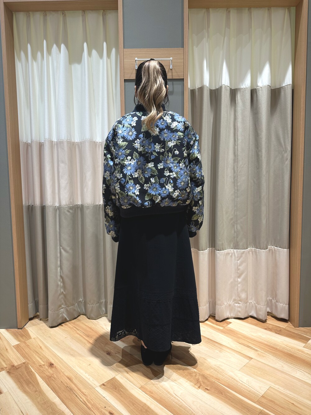 ホワイト系のTシャツ/カットソー、ブラック系のスカート、ブラック系のシューズを着用したレディースの冬コーディネートの3枚目の写真