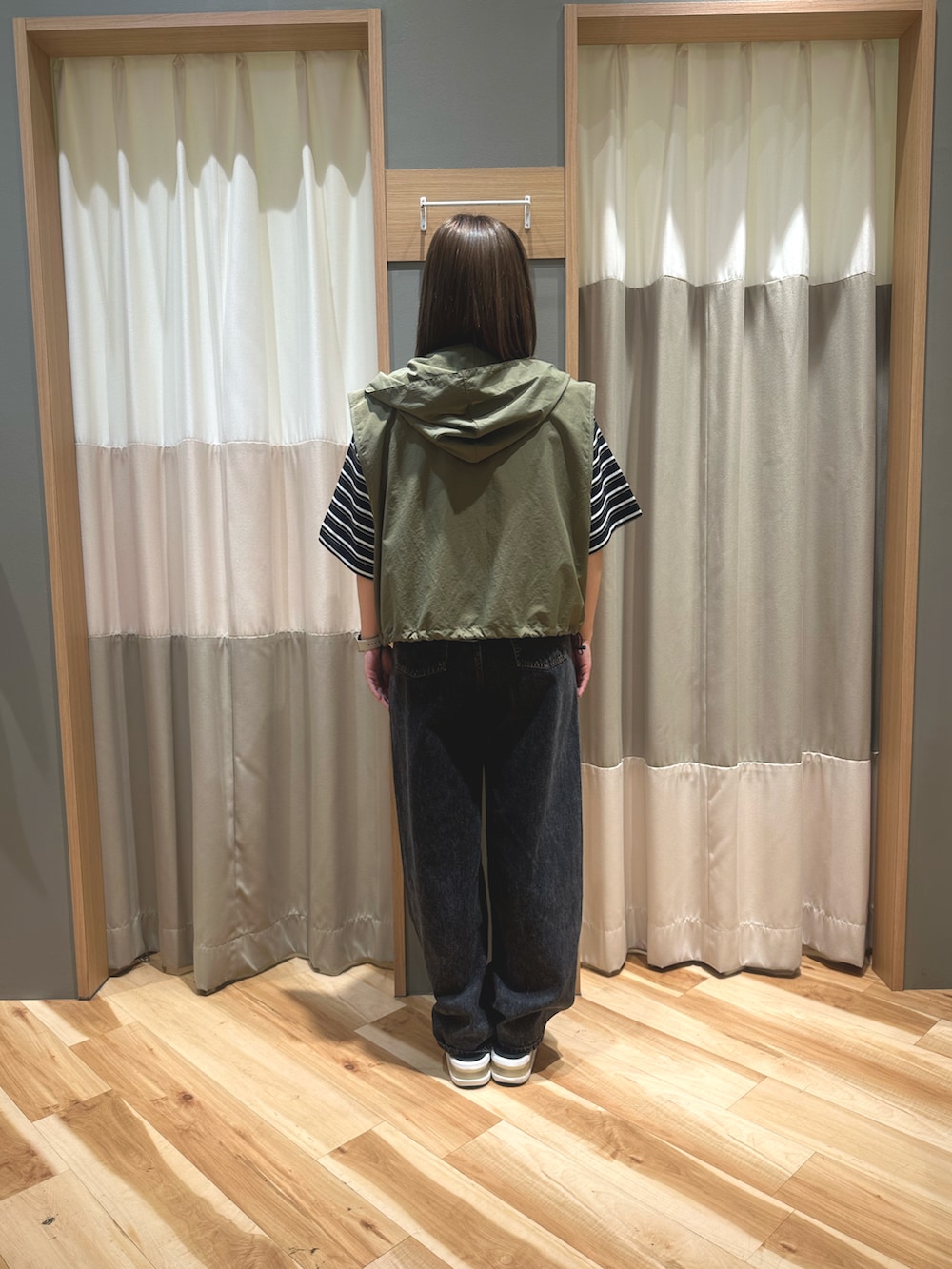 ブラック系のTシャツ/カットソー、グリーン系のベスト、ブラック系のその他パンツを着用したレディースの夏コーディネートの3枚目の写真