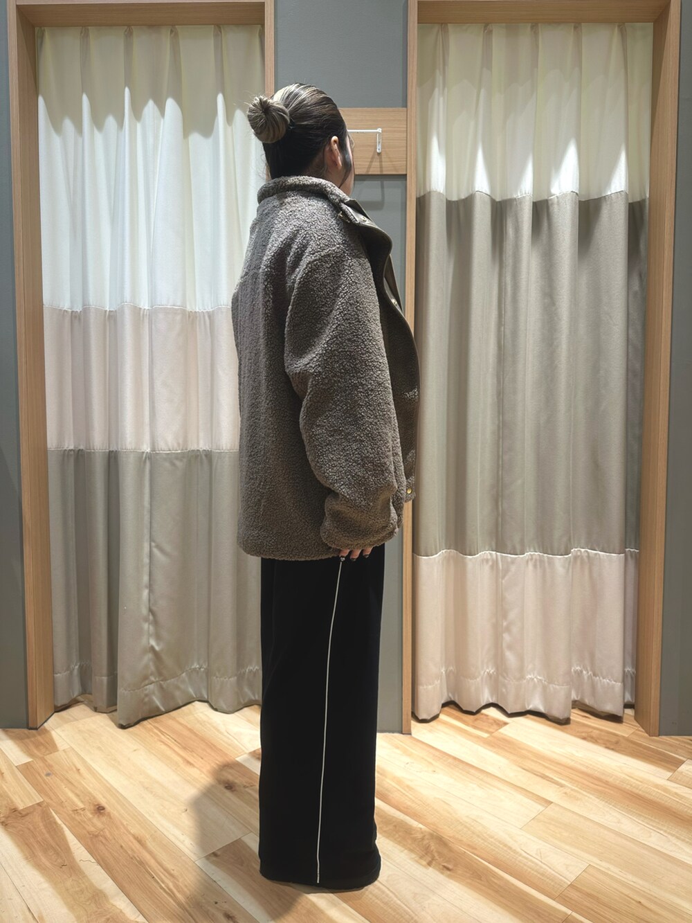 「冬、冬コーデ、低身長コーデ、おでかけコーデ、オトナカジュアル、大人女子、低身長女子、155cm、骨格ストレート、おしゃれさんと繋がりたい、Samansa Mos2 blue、サマンサモスモスブルー」｜「Samansa Mos2 blueの◎発泡プリントロゴロンT（Tシャツ/カットソー、ホワイト系）」を使った、るぴさん（レディース・155cm）の冬コーディネートの4枚目の写真