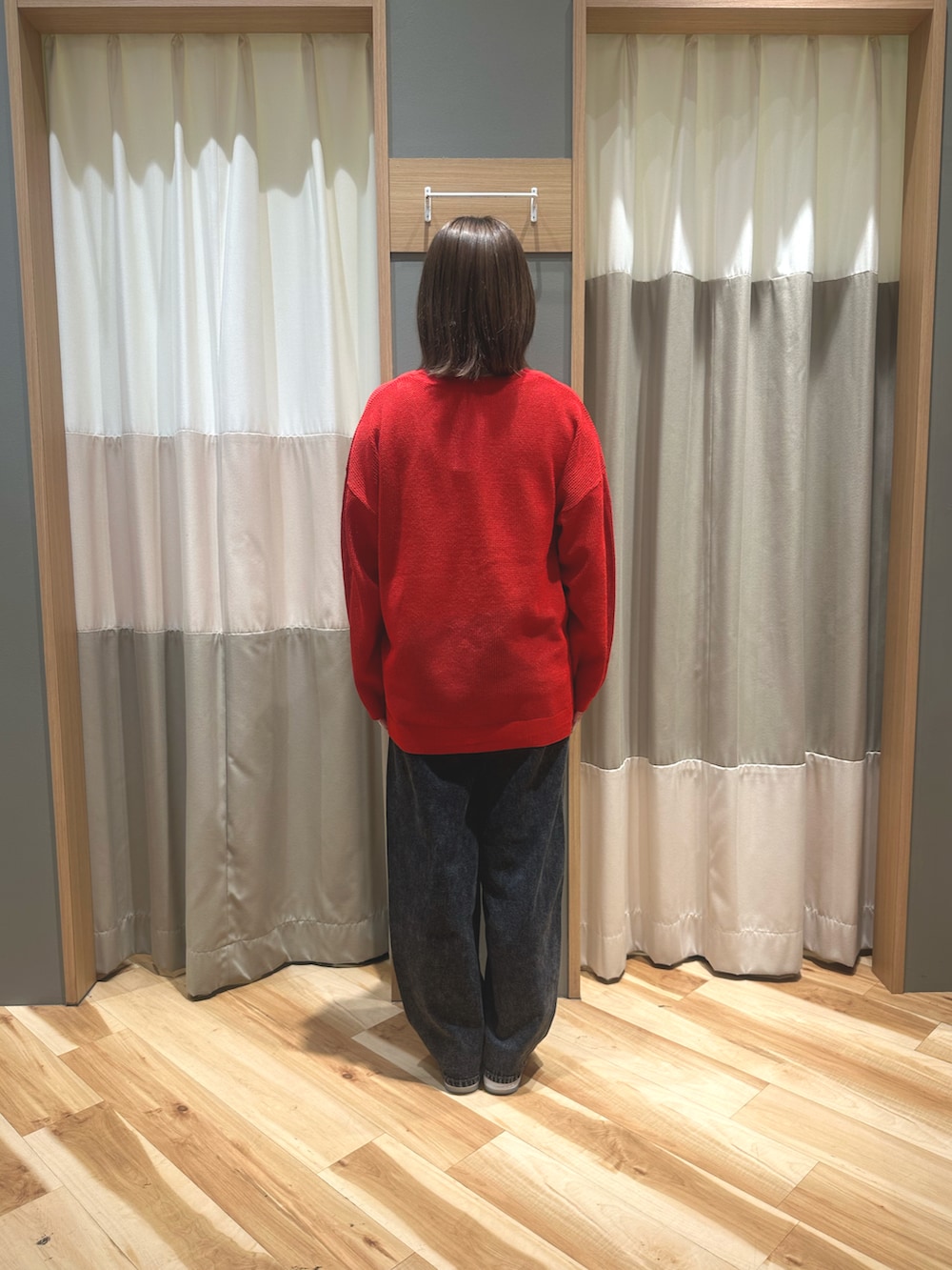 ホワイト系のTシャツ/カットソー、レッド系のカーディガン/ボレロ、ブラック系のその他パンツを着用したレディースの春コーディネートの3枚目の写真