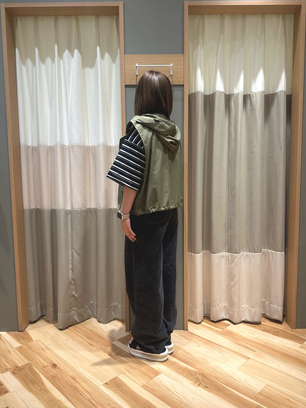 ブラック系のTシャツ/カットソー、グリーン系のベスト、ブラック系のその他パンツを着用したレディースの夏コーディネートの2枚目の写真