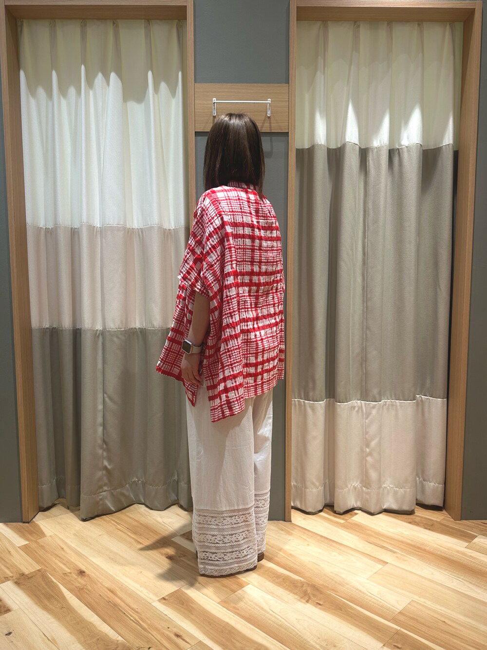 レッド系のシャツ/ブラウス、ホワイト系のその他パンツ、ホワイト系のシューズを着用したレディースの春コーディネートの2枚目の写真