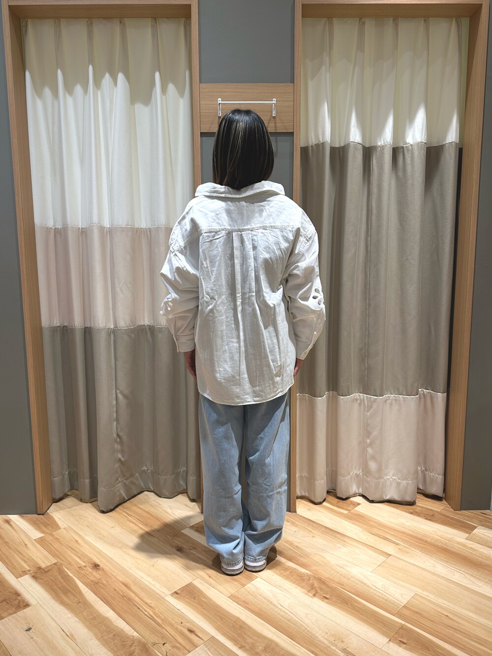 グレー系のTシャツ/カットソー、ホワイト系のシャツ/ブラウス、ブルー系のその他パンツを着用したレディースの春コーディネートの3枚目の写真
