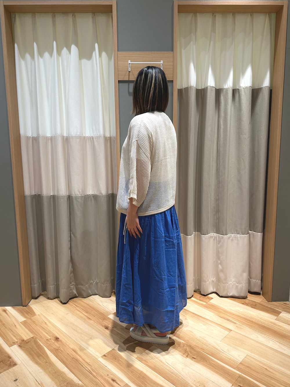 「春、春服、春コーデ、オトナ女子、低身長、低身長コーデ、ゆるコーデ、大人かわいい、スカーチョ、カジュアル、カジュアルコーデ、骨格ストレート、おしゃれさんと繋がりたい、Samansa Mos2 blue、サマンサモスモスブルー」｜「Samansa Mos2 blueのアイテム（Tシャツ/カットソー、ホワイト系）」を使った、るぴさん（レディース・155cm）の春コーディネートの2枚目の写真