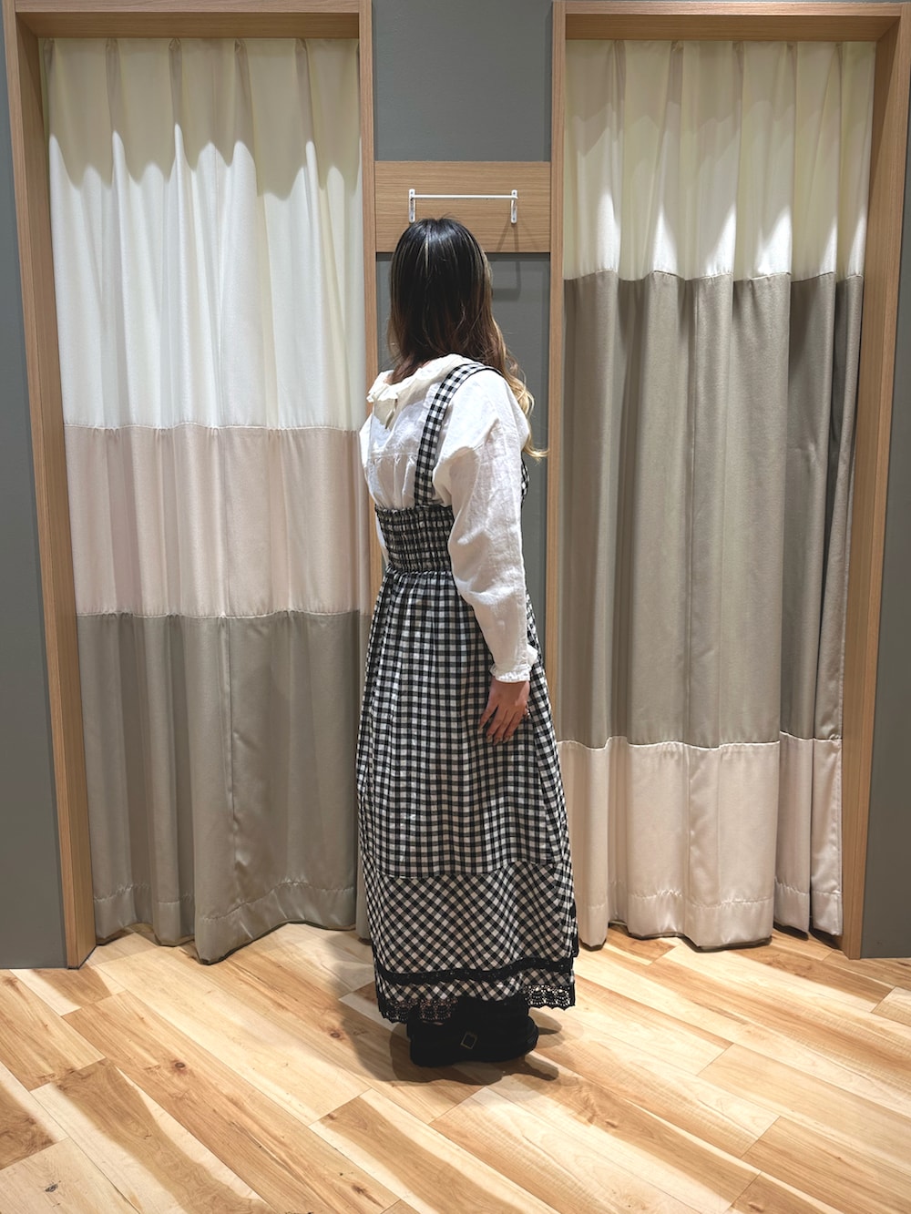 ブラック系のワンピース/ドレス、ホワイト系のシャツ/ブラウス、ブラック系のドレスシューズを着用したレディースの春コーディネートの4枚目の写真