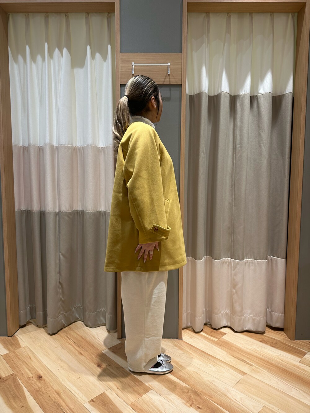 ホワイト系のニット/セーター、イエロー系のその他アウター、ホワイト系のその他パンツを着用したレディースの冬コーディネートの4枚目の写真