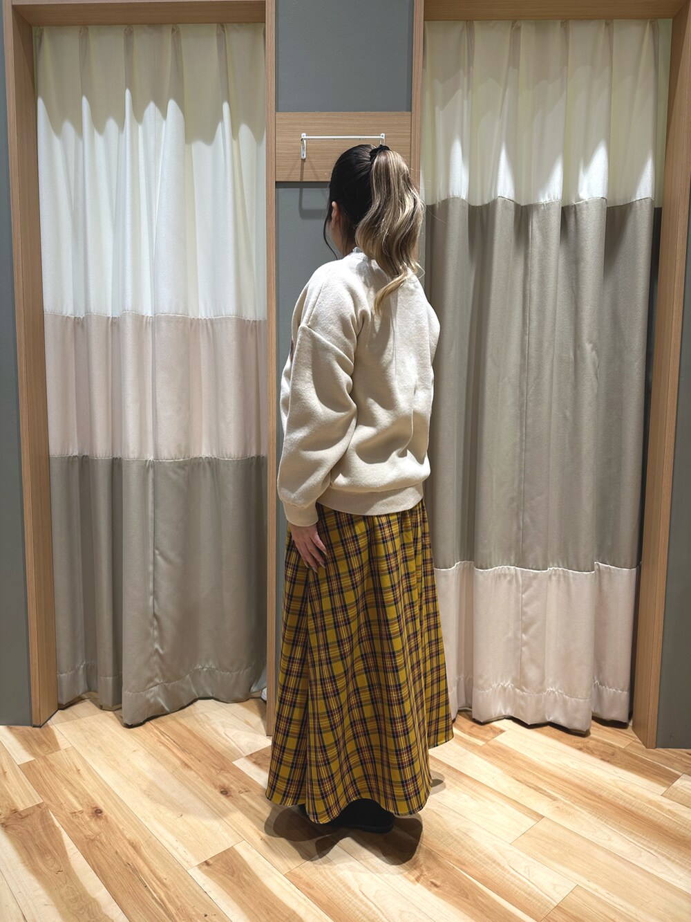 ホワイト系のTシャツ/カットソー、ホワイト系のトップス、イエロー系のスカートを着用したレディースの冬コーディネートの2枚目の写真