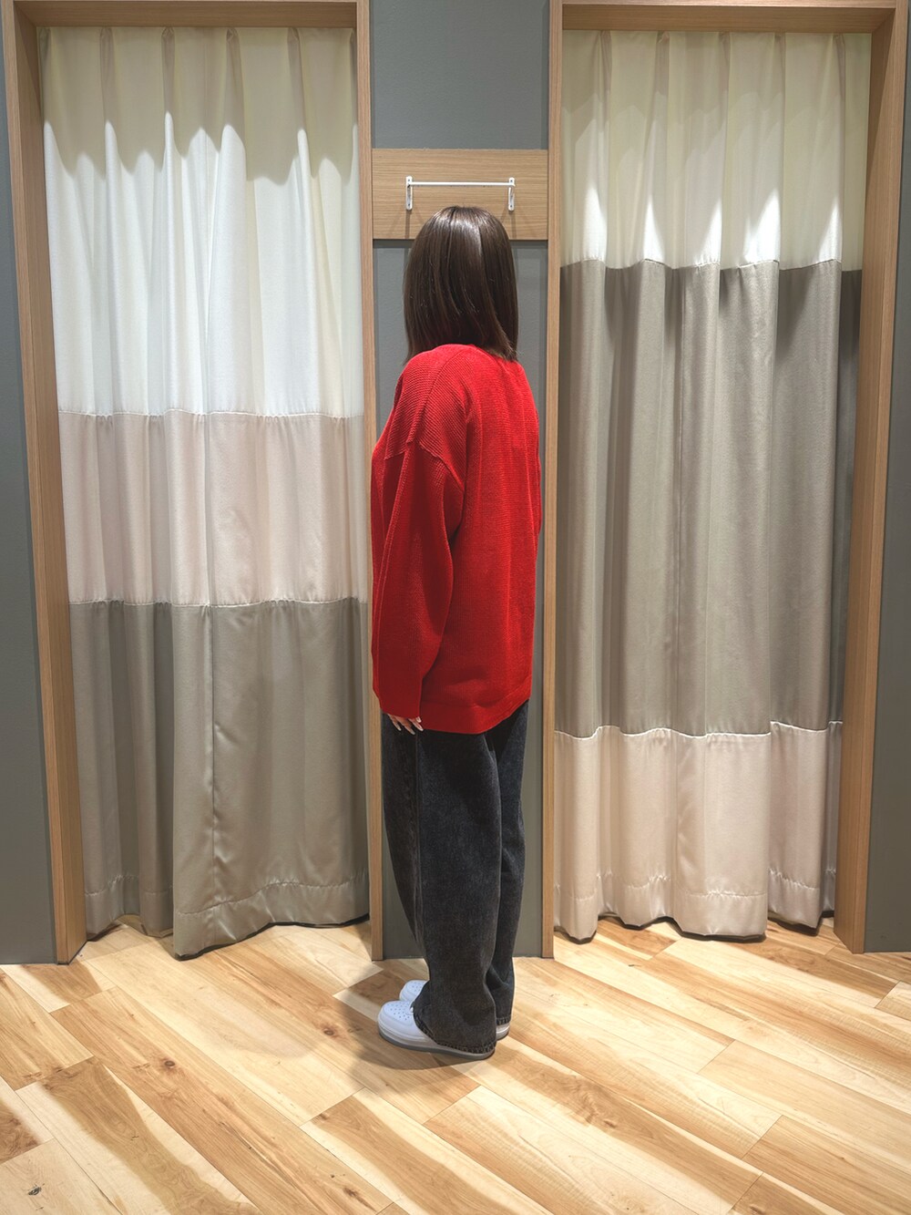 ホワイト系のTシャツ/カットソー、レッド系のカーディガン/ボレロ、ブラック系のその他パンツを着用したレディースの春コーディネートの2枚目の写真