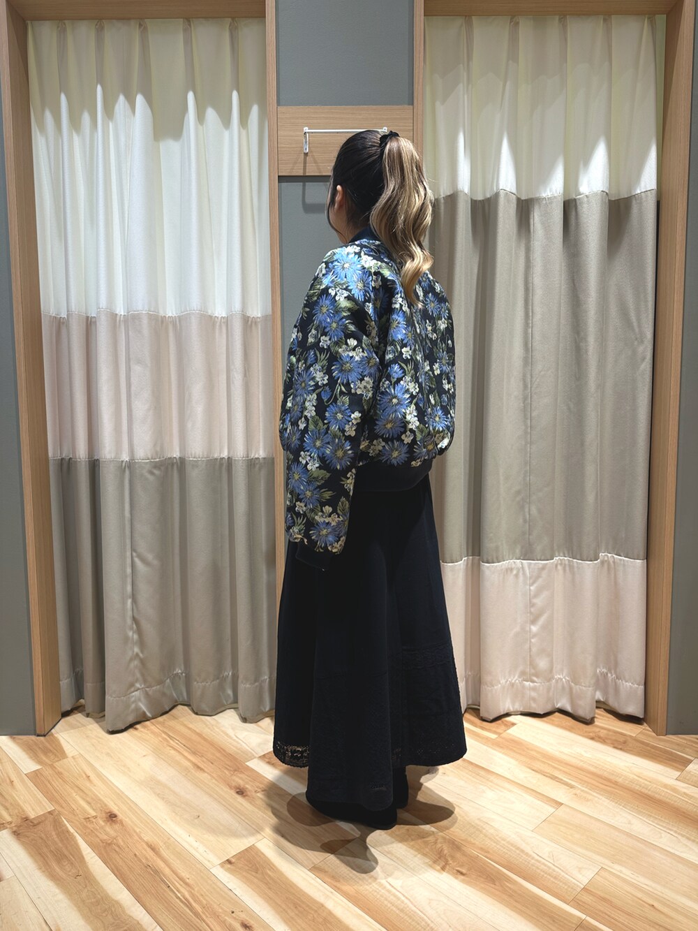 ホワイト系のTシャツ/カットソー、ブラック系のスカート、ブラック系のシューズを着用したレディースの冬コーディネートの2枚目の写真