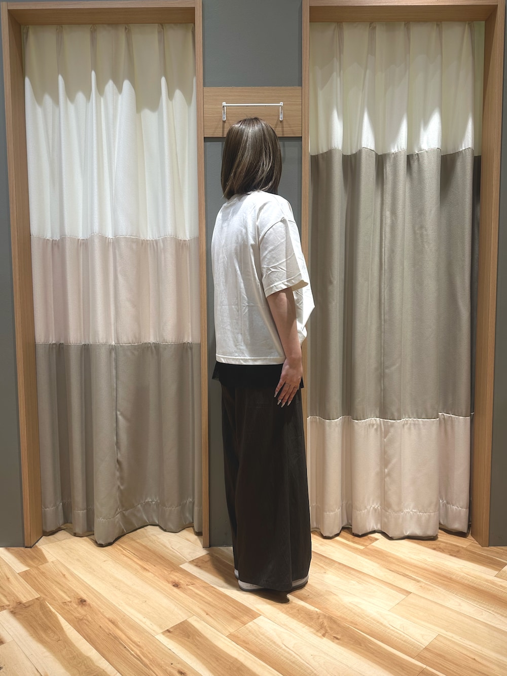 グレー系のその他パンツ、ホワイト系のTシャツ/カットソーを着用したレディースの夏コーディネートの4枚目の写真