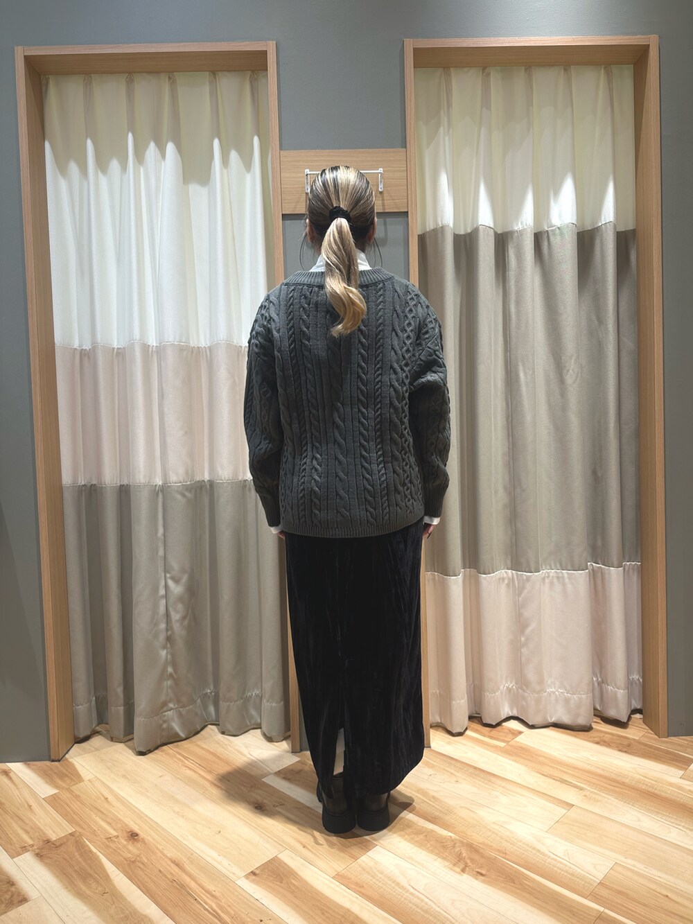 「冬、冬コーデ、低身長コーデ、お出かけコーデ、きれいめカジュアル、カーディガン、低身長、155cm、骨格ストレート、おしゃれさんと繋がりたい、Samansa Mos2 blue、サマンサモスモスブルー」｜「Samansa Mos2 blueの【帯電防止】タートルネックプルオーバー（ニット/セーター、ホワイト系）」を使った、るぴさん（レディース・155cm）の冬コーディネートの3枚目の写真