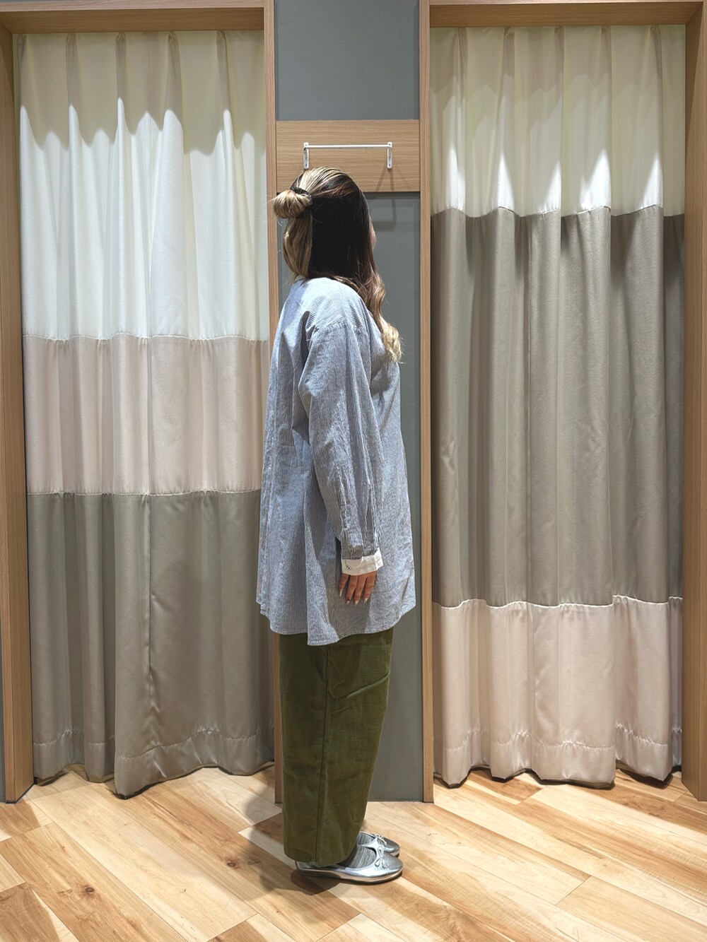 ブルー系のシャツ/ブラウス、グリーン系のその他パンツ、シルバー系のパンプスを着用したレディースの冬コーディネートの4枚目の写真