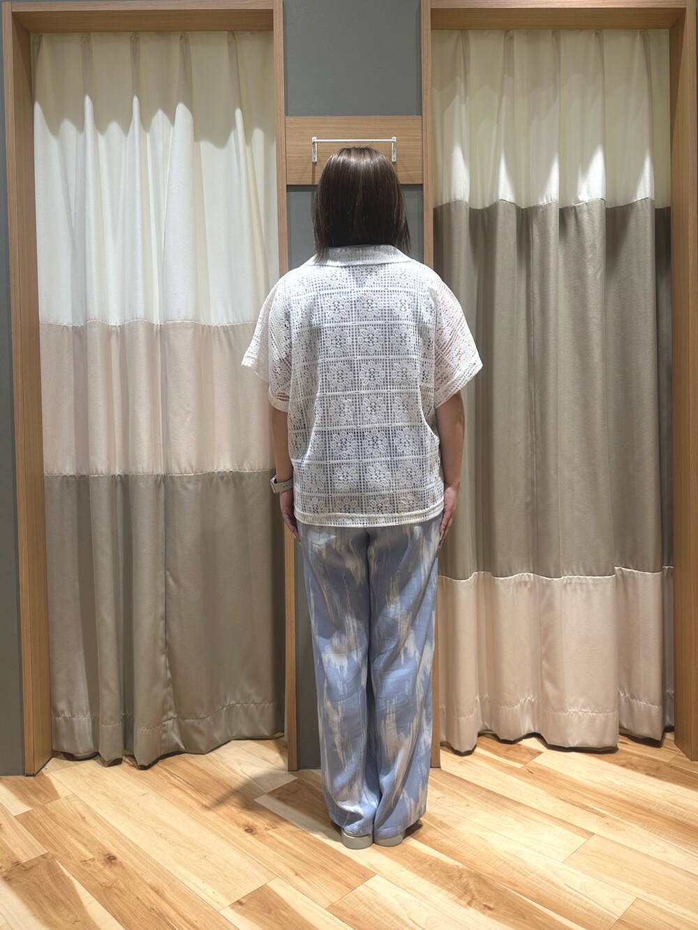 グレー系のTシャツ/カットソー、ホワイト系のトップス、ブルー系のパンツを着用したレディースの春コーディネートの3枚目の写真