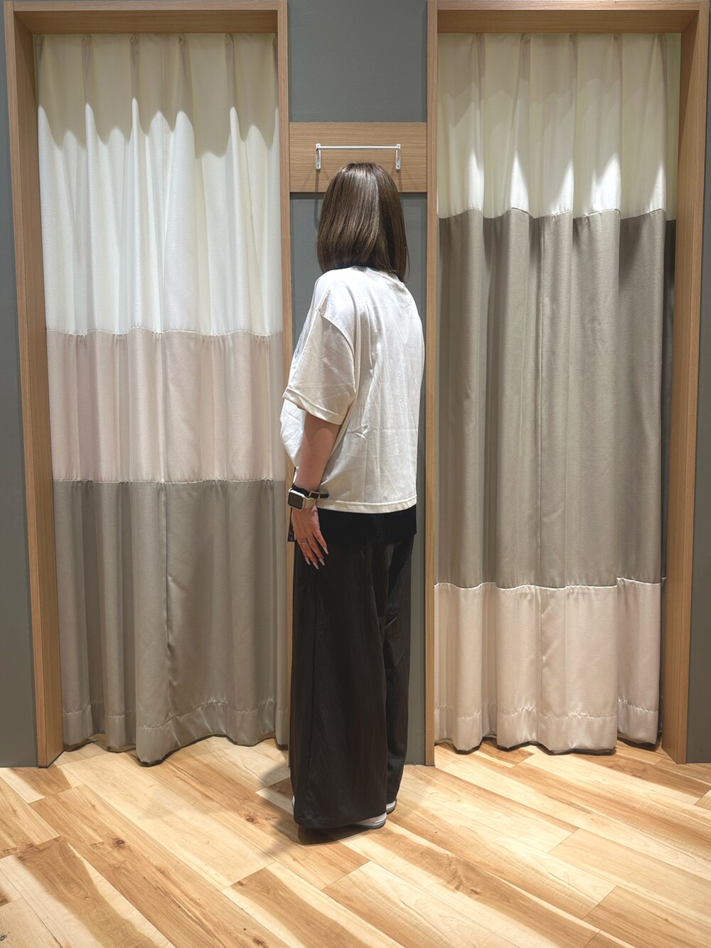 グレー系のその他パンツ、ホワイト系のTシャツ/カットソーを着用したレディースの夏コーディネートの2枚目の写真