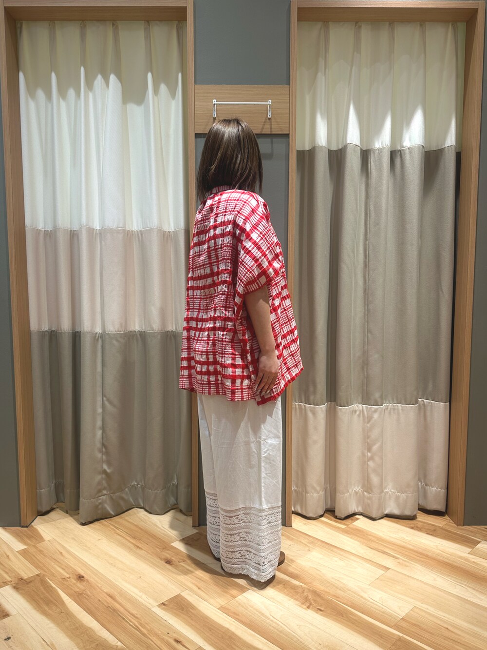 レッド系のシャツ/ブラウス、ホワイト系のその他パンツ、ホワイト系のシューズを着用したレディースの春コーディネートの4枚目の写真