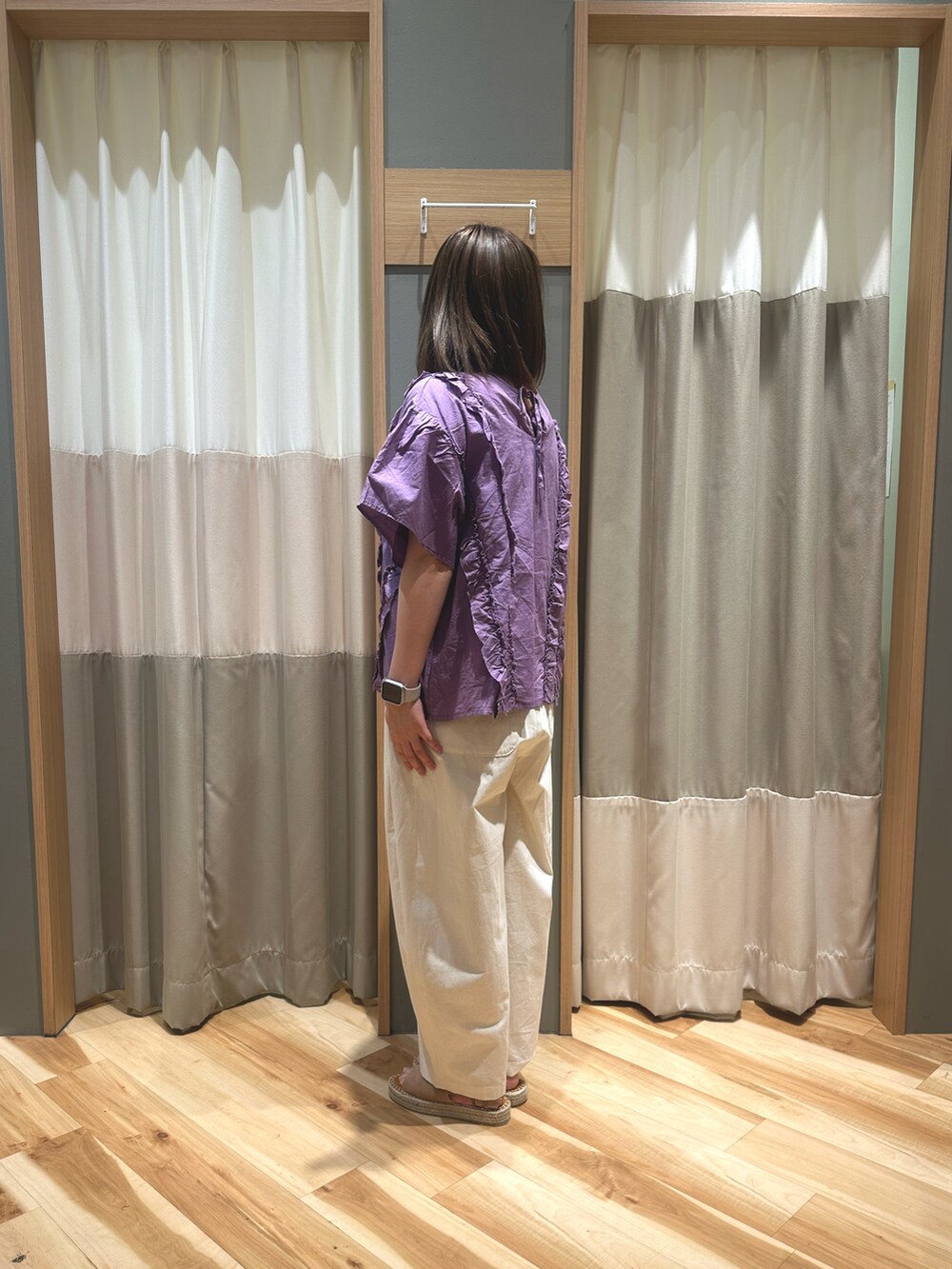 パープル系のシャツ/ブラウス、ホワイト系のパンツ、ベージュ系のサンダルを着用したレディースの春コーディネートの2枚目の写真