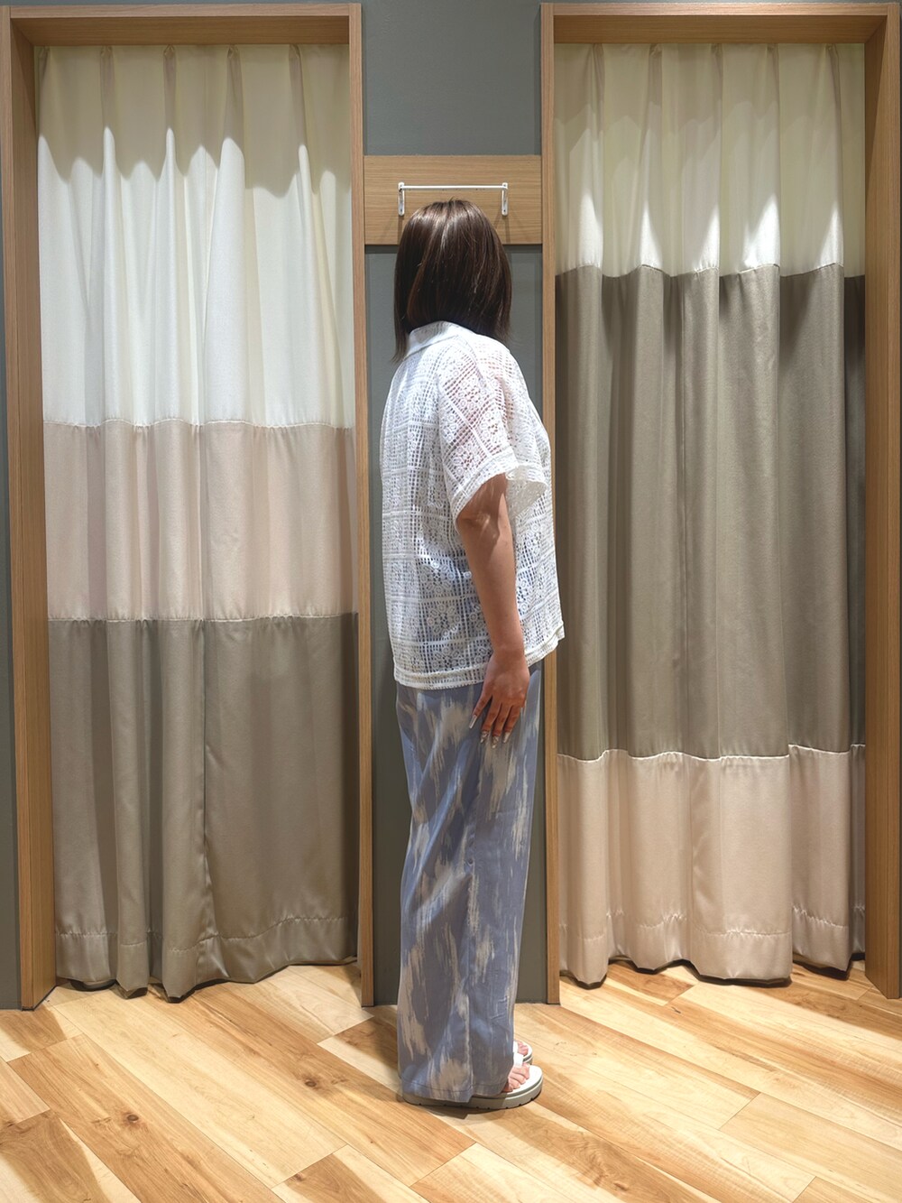 グレー系のTシャツ/カットソー、ホワイト系のトップス、ブルー系のパンツを着用したレディースの春コーディネートの4枚目の写真