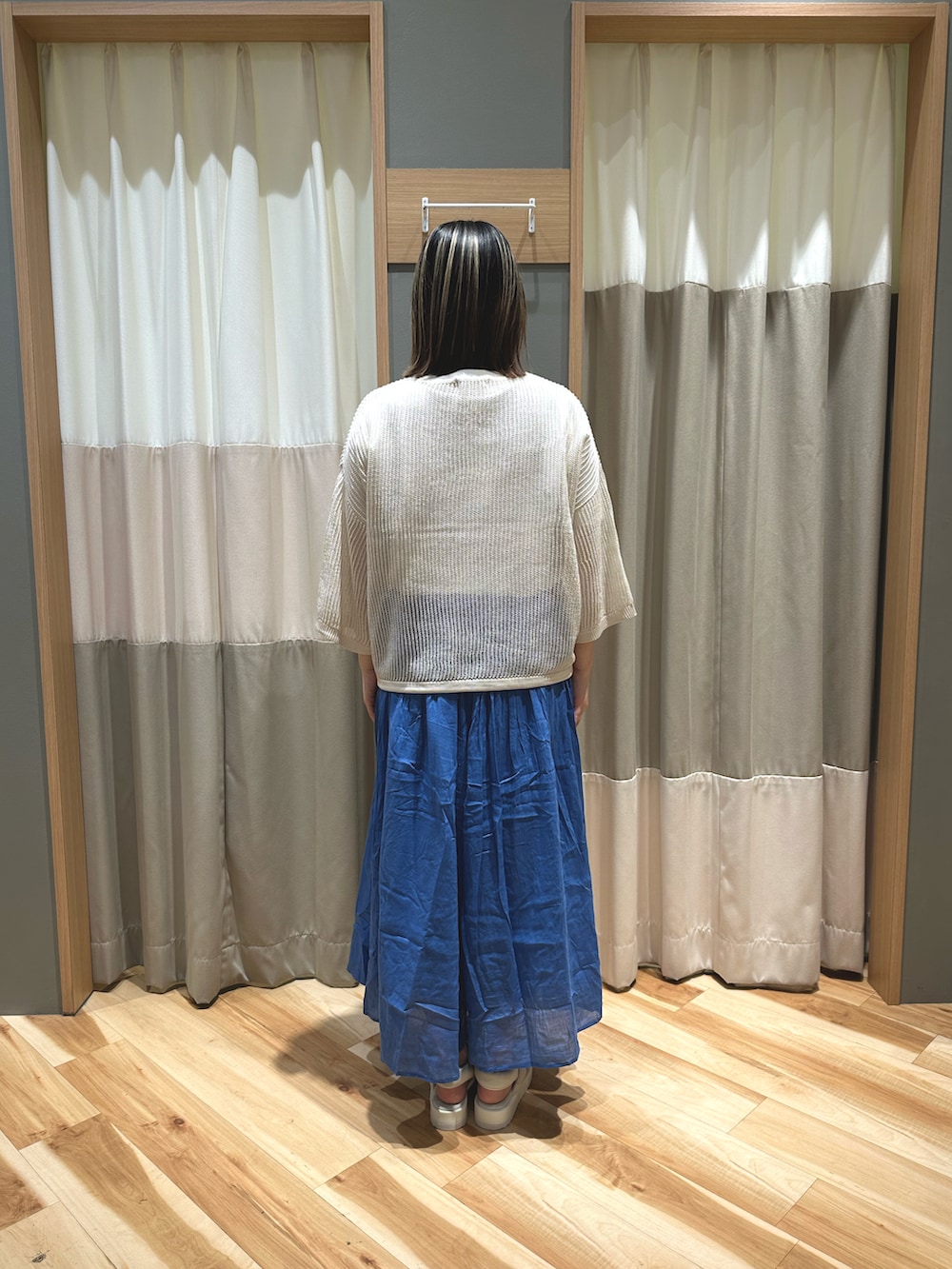 「春、春服、春コーデ、オトナ女子、低身長、低身長コーデ、ゆるコーデ、大人かわいい、スカーチョ、カジュアル、カジュアルコーデ、骨格ストレート、おしゃれさんと繋がりたい、Samansa Mos2 blue、サマンサモスモスブルー」｜「Samansa Mos2 blueのアイテム（Tシャツ/カットソー、ホワイト系）」を使った、るぴさん（レディース・155cm）の春コーディネートの3枚目の写真