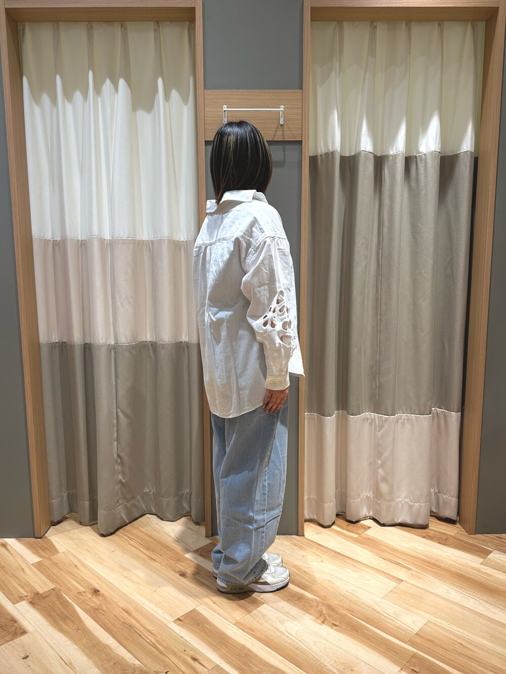 グレー系のTシャツ/カットソー、ホワイト系のシャツ/ブラウス、ブルー系のその他パンツを着用したレディースの春コーディネートの4枚目の写真