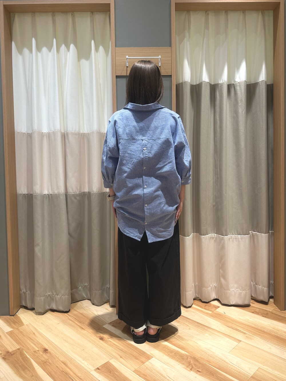 「春、春服、春コーデ、低身長、低身長コーデ、カジュアル、カジュアルコーデ、オトナ女子、お出かけコーデ、ワイドパンツ、サンダル、骨格ストレート、おしゃれさんと繋がりたい、Samansa Mos2、サマンサモスモス」｜「Samansa Mos2の後ろ釦スキッパー7分袖チュニック（シャツ/ブラウス、ブルー系）」を使った、るぴさん（レディース・155cm）の春コーディネートの3枚目の写真