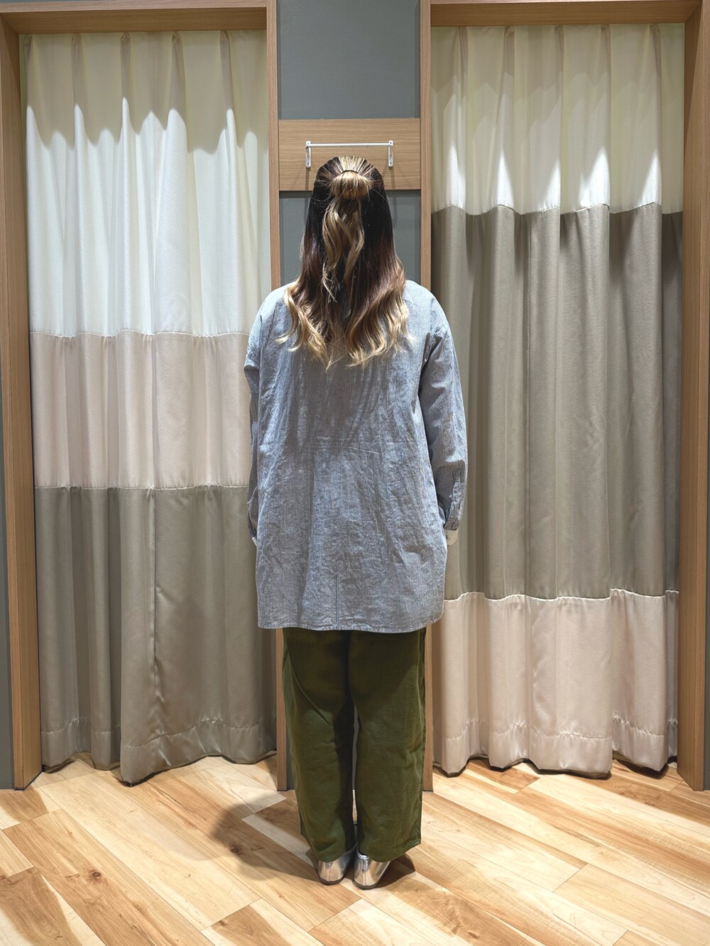 ブルー系のシャツ/ブラウス、グリーン系のその他パンツ、シルバー系のパンプスを着用したレディースの冬コーディネートの3枚目の写真