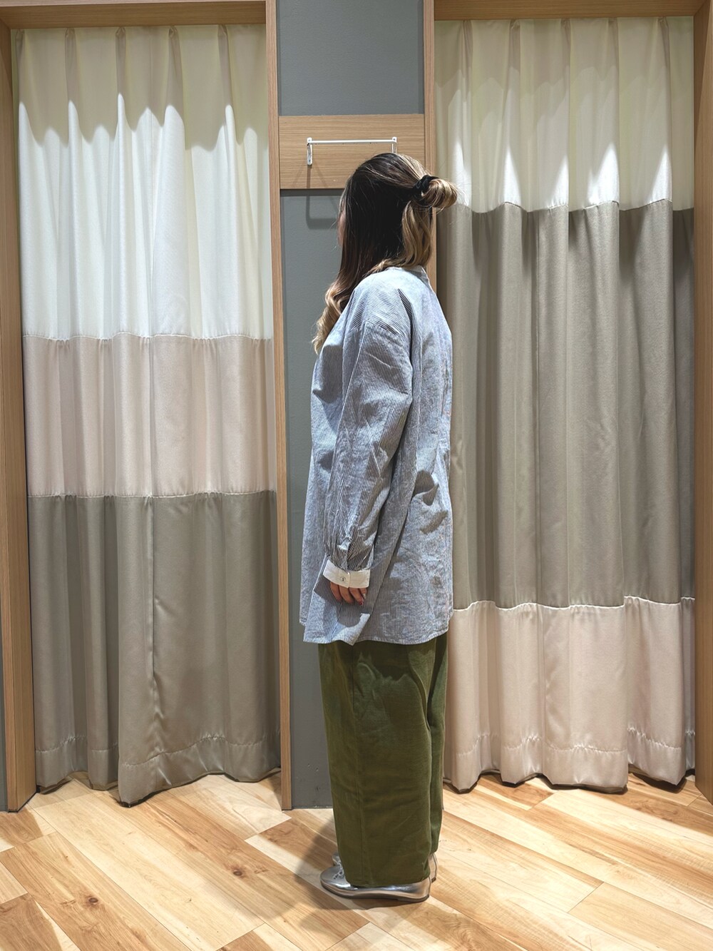 ブルー系のシャツ/ブラウス、グリーン系のその他パンツ、シルバー系のパンプスを着用したレディースの冬コーディネートの2枚目の写真