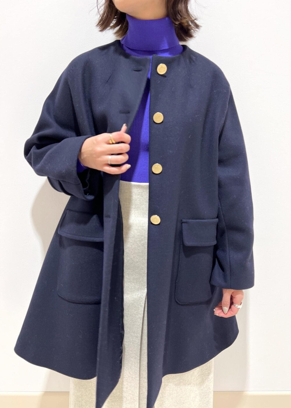 「パープル、タートルネック、リブニット、タイトスカート、Winter Coat 2023、ROPÉ、ÉPOR、Y BAG、冬コート、ニット、カットソー、スカート、ブーツ、インスタライブ着用、セール」｜「E'PORの【新色追加】【E'POR】 Y BAG Mini【雑誌掲載】（ハンドバッグ、ブラック系）」を使った、ayaさん（レディース・162cm）の冬コーディネートの5枚目の写真