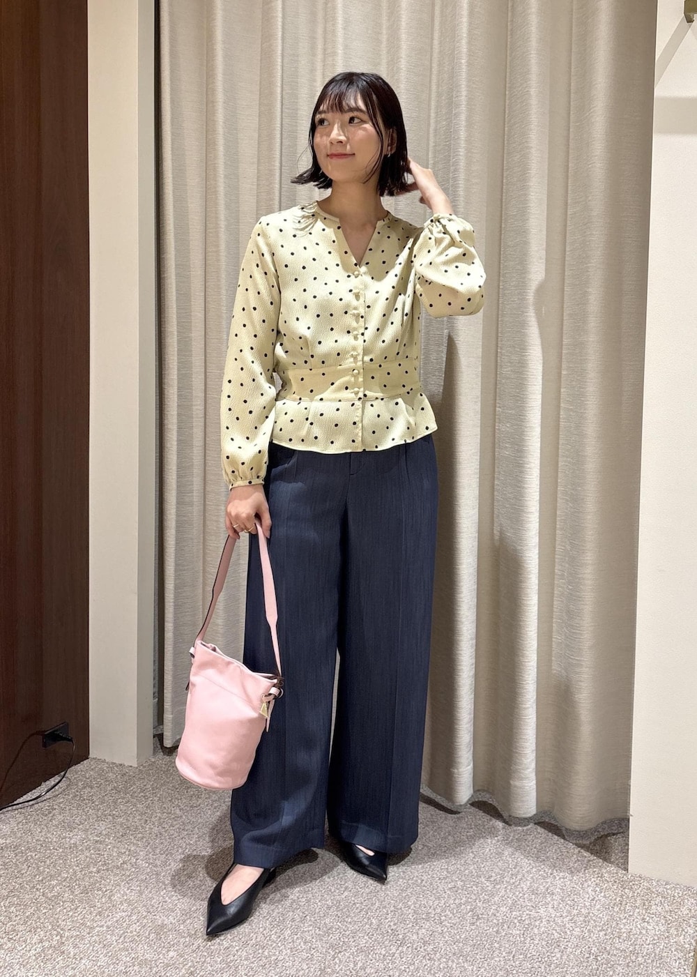 ブラック系のパンプス、ピンク系のハンドバッグ、ブルー系のその他パンツを着用したレディースの春コーディネートの2枚目の写真