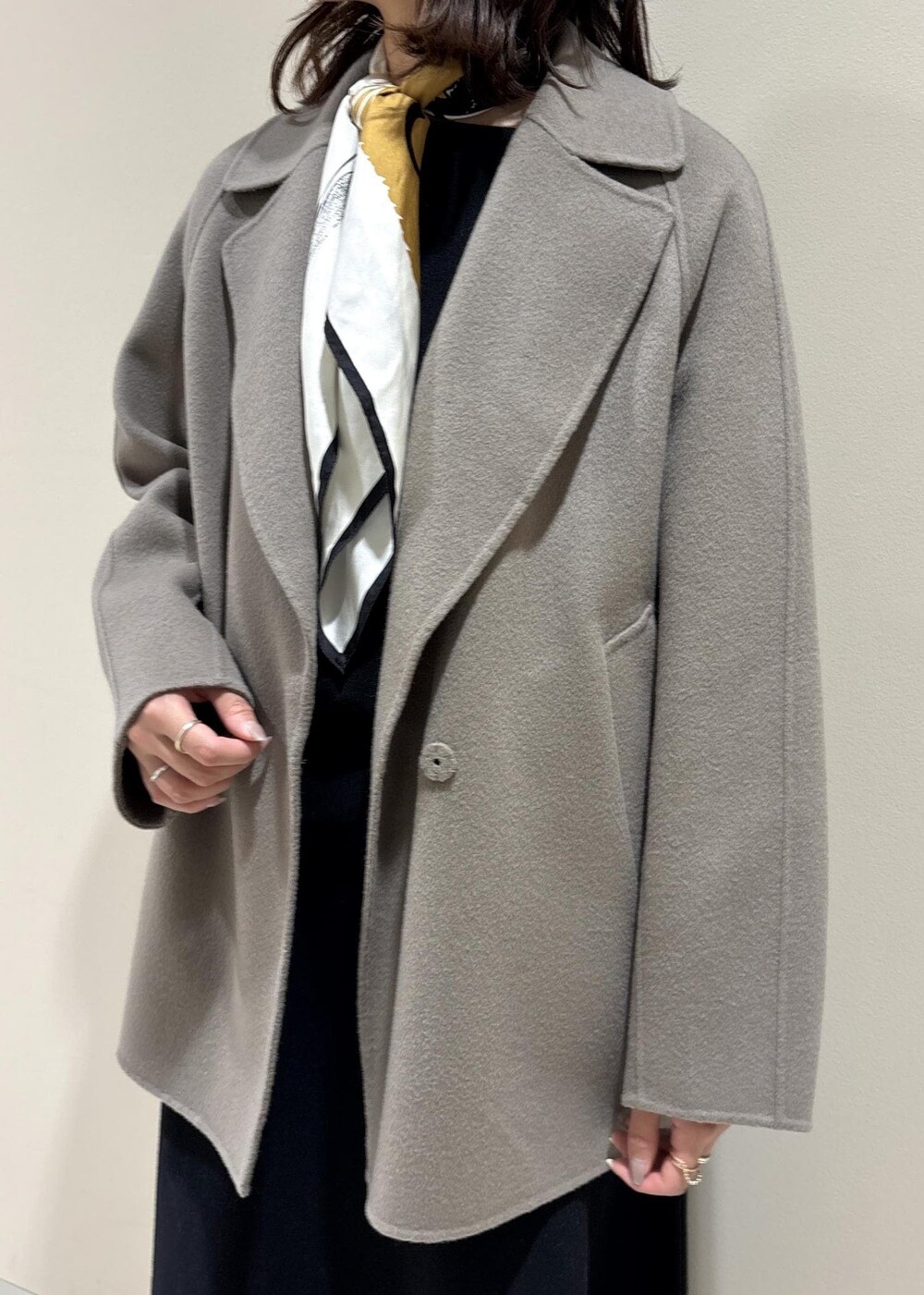 「初冬コーデ、冬コーデ、デートコーデ、お出かけコーデ、旅行コーデ、推し活コーデ、クリスマスコーデ、女子会コーデ、大人カジュアル、スカートスタイル、フェミニンコーデ、シンプルコーデ、きれいめコーデ、ベーシック、ROPÉ」｜「ROPE'のベルトトップヒールパンプス（パンプス、ブラック系）」を使った、ayaさん（レディース・162cm）の秋コーディネートの6枚目の写真