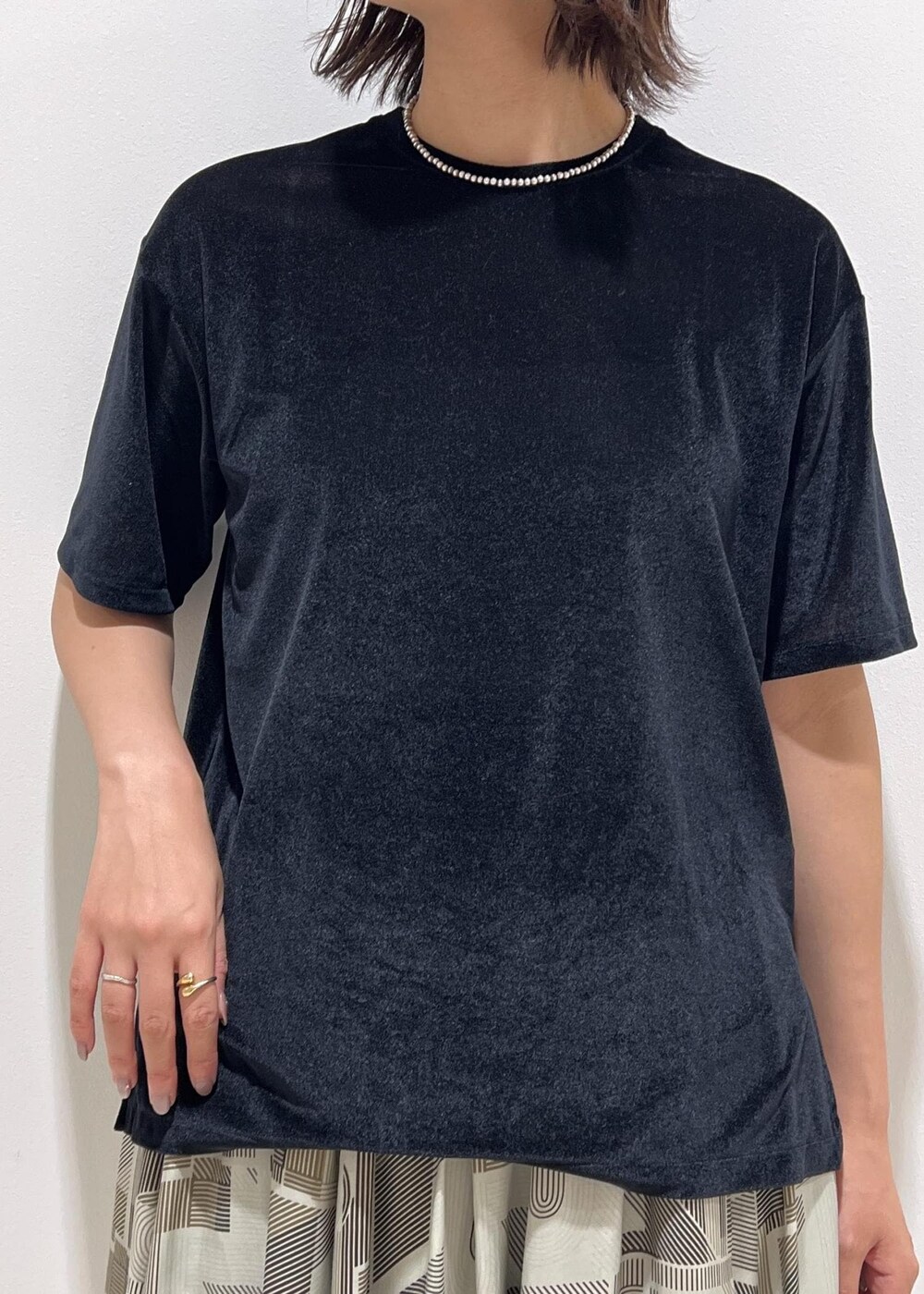シルバー系のサンダル、レッド系のハンドバッグ、ブラック系のTシャツ/カットソーを着用したレディースの夏コーディネートの7枚目の写真