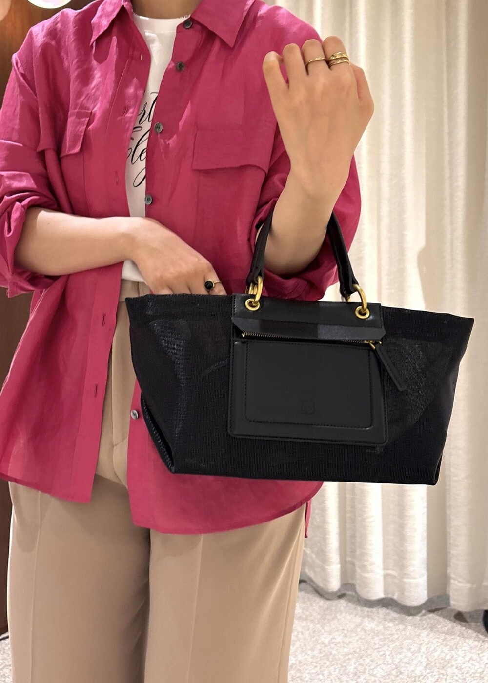 ブラック系のサンダル、ピンク系のシャツ/ブラウス、ホワイト系のTシャツ/カットソーを着用したレディースの夏コーディネートの8枚目の写真