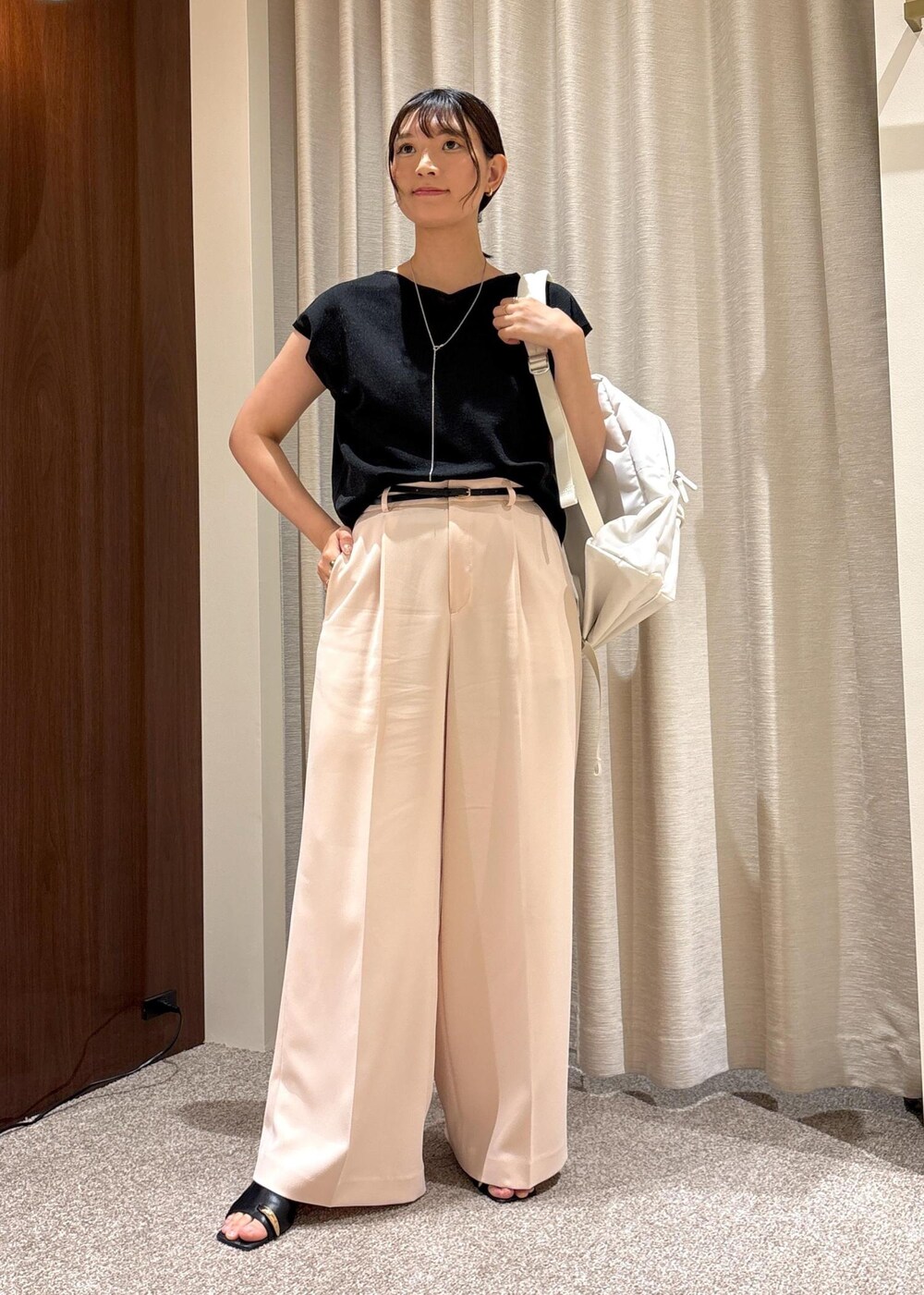 ホワイト系のバックパック/リュック、ブラック系のサンダル、ピンク系のその他パンツを着用したレディースの夏コーディネートの2枚目の写真