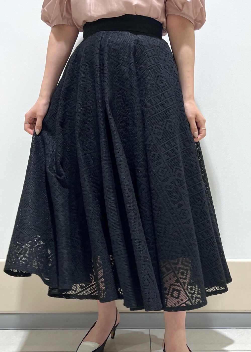 ホワイト系のハンドバッグ、ブラック系のパンプス、ピンク系のシャツ/ブラウスを着用したレディースの春コーディネートの8枚目の写真