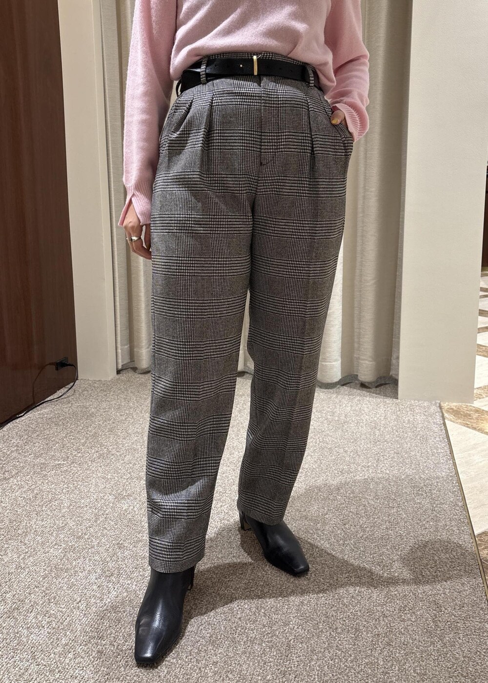 ブラック系のトートバッグ、ブラック系のブーツ、ピンク系のニット/セーターを着用したレディースの秋コーディネートの7枚目の写真