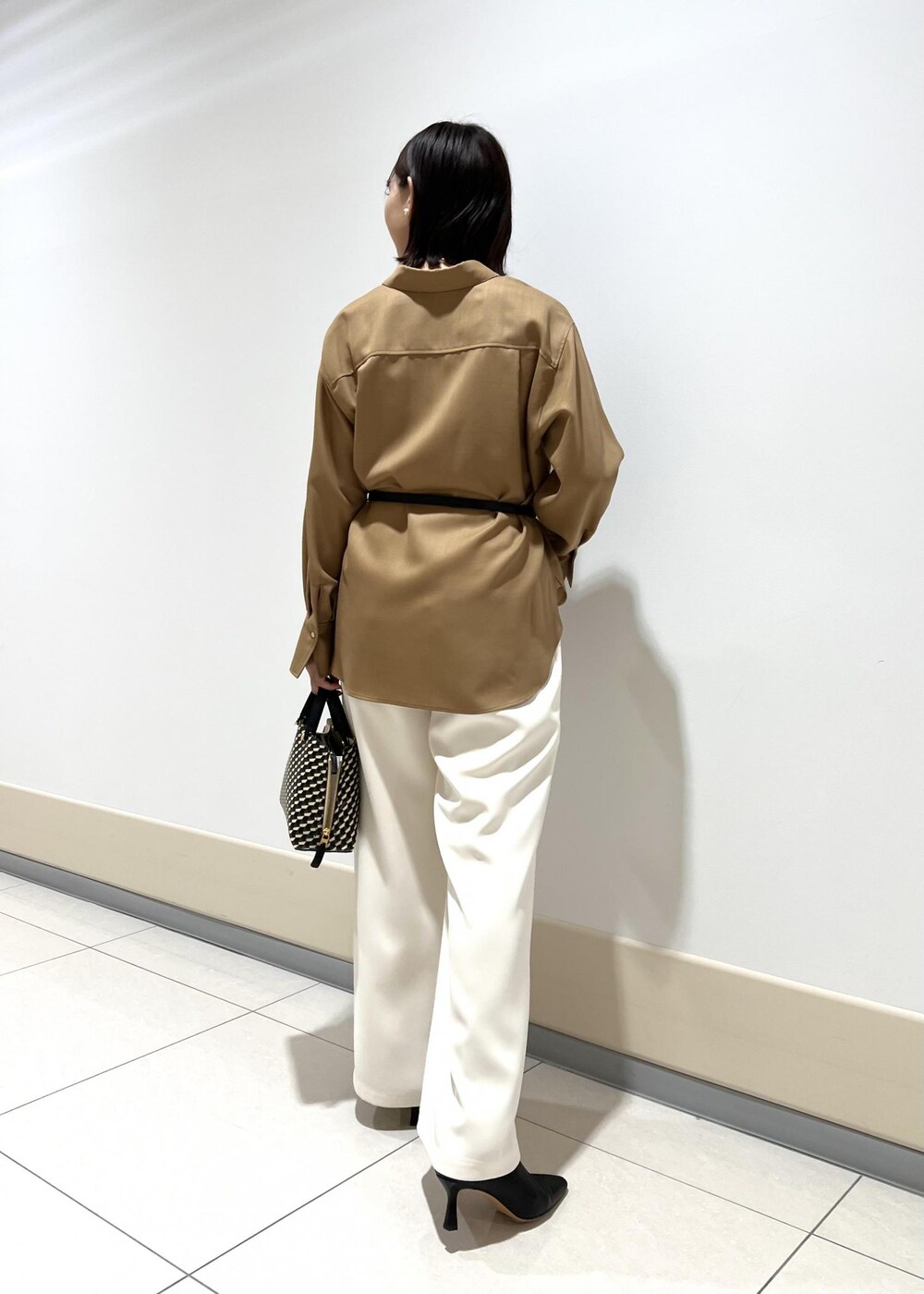「タックパンツ、ミニバッグ、ROPÉ、ÉPOR、MONOGRAM BAG、シャツ・ブラウス、パンツ、ブーツ、通勤、オフィスカジュアル、きれいめカジュアル、お出かけ、大人カジュアル、高身長、骨格ウェーブ」｜「ROPE'の【雑誌掲載】ウールビエラヒヨクシャツ/セットアップ対応（シャツ/ブラウス、ベージュ系）」を使った、ayaさん（レディース・162cm）の秋コーディネートの3枚目の写真