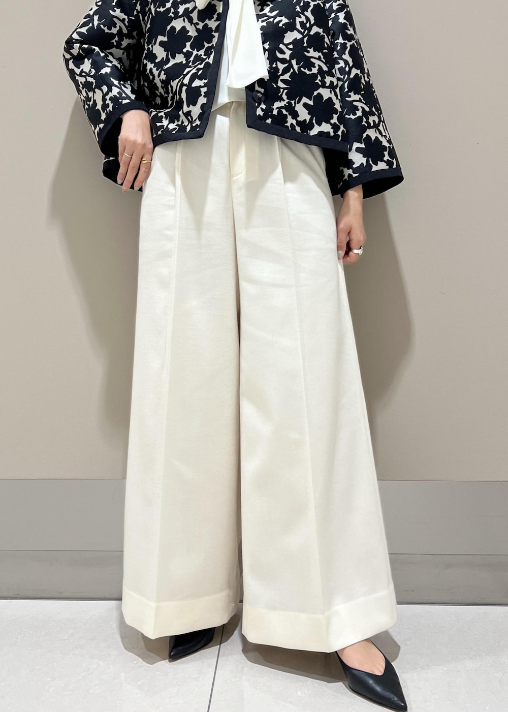 「ブラウス、ボウタイブラウス、ジャケット、ワイドパンツ、ヒール、ミニバッグ、神崎さんコラボ、ROPÉ、パンツ、パンプス、インスタライブ着用、セレモニー、通勤、きれいめカジュアル、お出かけ」｜「ROPE'のVカットポインテッドパンプス（パンプス、ブラック系）」を使った、ayaさん（レディース・162cm）の冬コーディネートの5枚目の写真