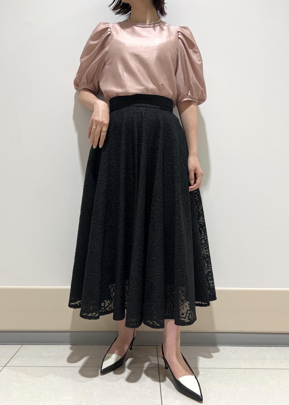 ホワイト系のハンドバッグ、ブラック系のパンプス、ピンク系のシャツ/ブラウスを着用したレディースの春コーディネートの6枚目の写真