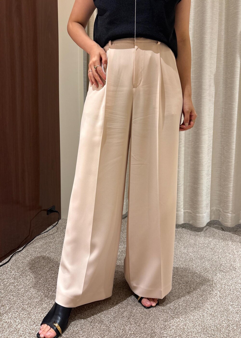 ホワイト系のバックパック/リュック、ブラック系のサンダル、ピンク系のその他パンツを着用したレディースの夏コーディネートの7枚目の写真