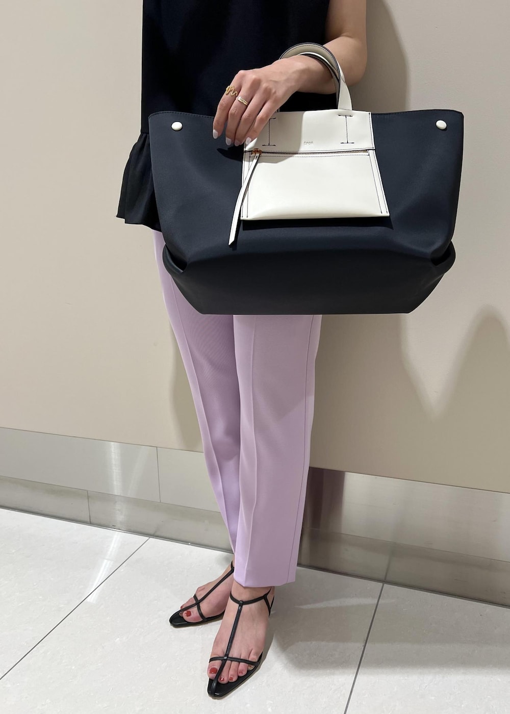 ブラック系のハンドバッグ、パープル系のその他パンツ、ブラック系のサンダルを着用したレディースの夏コーディネートの6枚目の写真