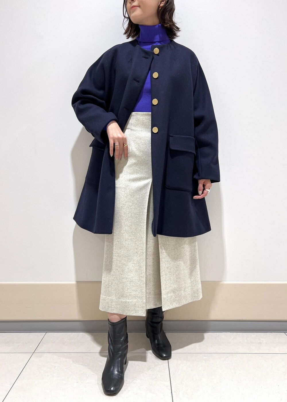 「パープル、タートルネック、リブニット、タイトスカート、Winter Coat 2023、ROPÉ、ÉPOR、Y BAG、冬コート、ニット、カットソー、スカート、ブーツ、インスタライブ着用、セール」｜「E'PORの【新色追加】【E'POR】 Y BAG Mini【雑誌掲載】（ハンドバッグ、ブラック系）」を使った、ayaさん（レディース・162cm）の冬コーディネートの4枚目の写真